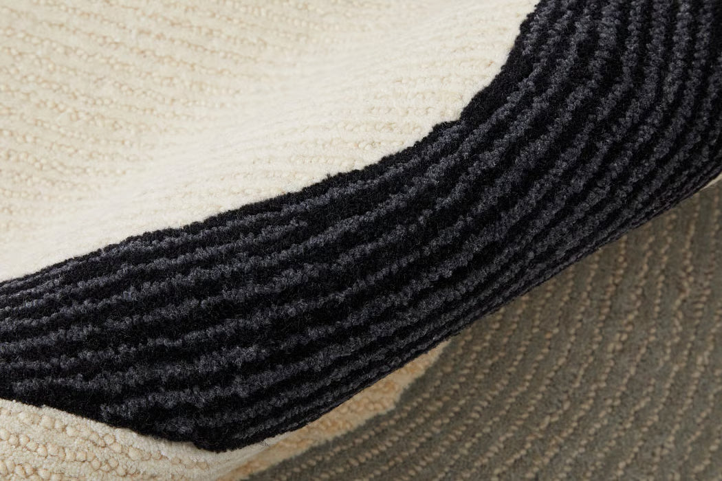 Maguire MGR8905F Ivory/Black Area Rug